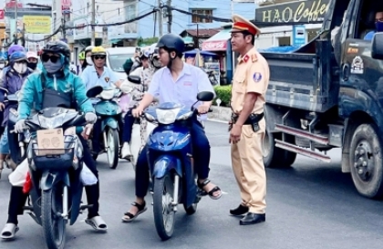 Nghị định 168 - Lỗi trừ 2 điểm GPLX: Điều khiển xe máy không nhường đường khi đi từ đường không ưu tiên ra đường ưu tiên